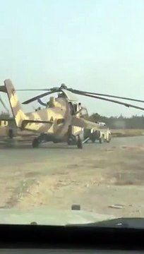 Il remorque un hélicoptère militaire avec sa voiture !