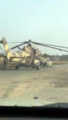 Il remorque un hélicoptère militaire avec sa voiture !