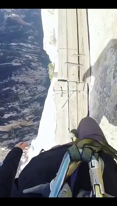 Marche au bord du précipice : regardez la taille de ce chemin de randonnée !