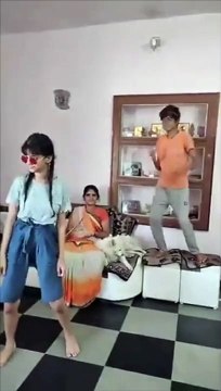 Danse en famille : glissade parfaite de ce père en pleine vidéo !