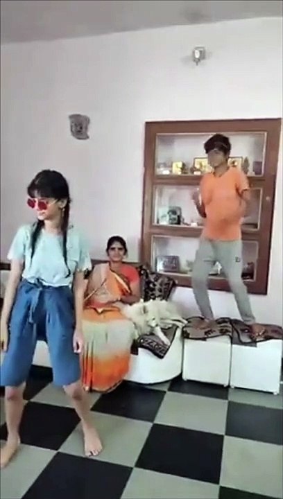 Danse en famille : glissade parfaite de ce père en pleine vidéo !