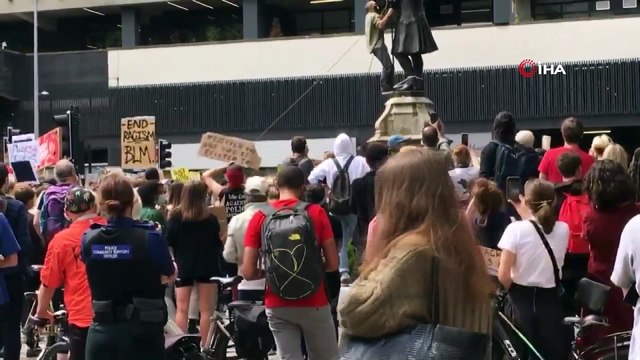 - İngiltere’de protestocular köle tüccarının heykelini yıktı