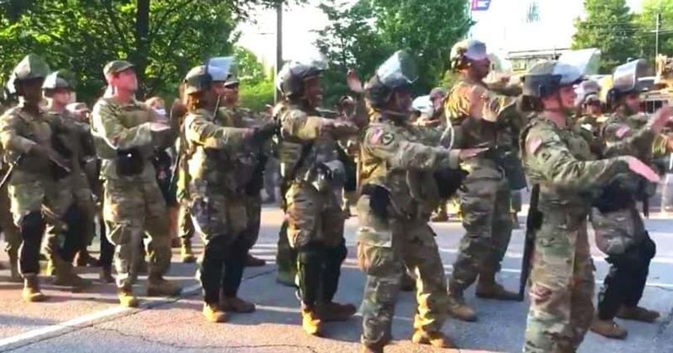 La Guardia Nacional se pone a bailar 'La Macare...