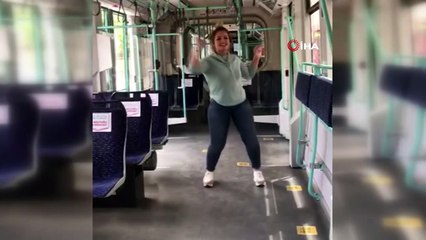 Boş bulduğu tramvayda zumba yaptı