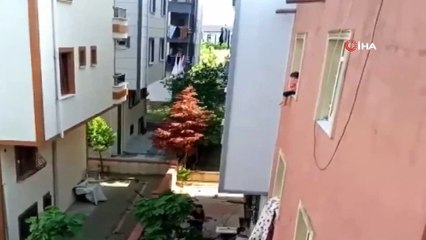 Pencereden sarkıtılan minik çocuk yürekleri ağza getirdi