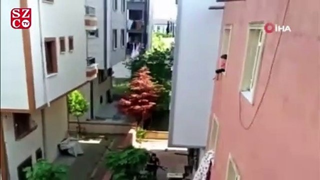Pencereden sarkıtılan minik çocuk yürekleri ağza getirdi