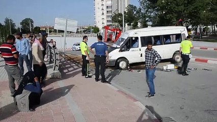 Tarım işçilerini taşıyan minibüs devrildi: 4 yaralı - KARAMAN
