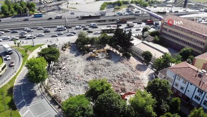 Avcılar'da depremde zarar gören caminin yıkım işlemleri tamamlandı
