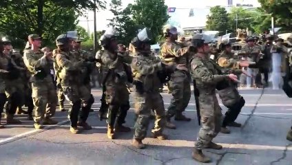 La garde nationale danse la Macarena (Atlanta)