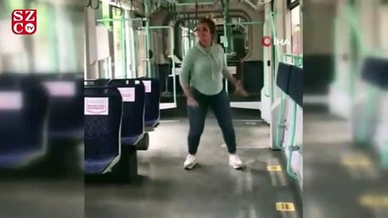 Boş bulduğu tramvayda zumba yaptı