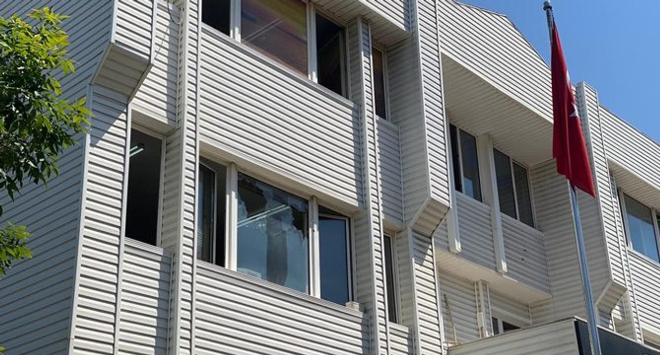 Evinin suyu kesilen kişi Adalar Belediyesi binasına ateş açtı