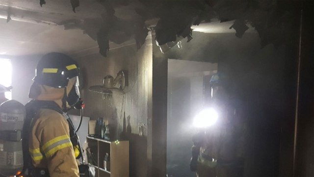 창원 아파트에서 불...연기 마신 주민 2명 병원 이송 / YTN