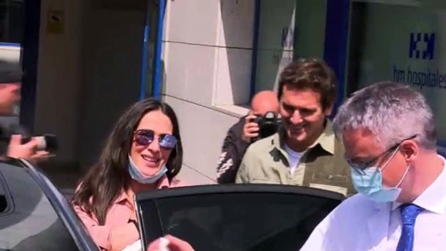 Malú y Albert Rivera dejan el hospital con la pequeña Lucía en brazos
