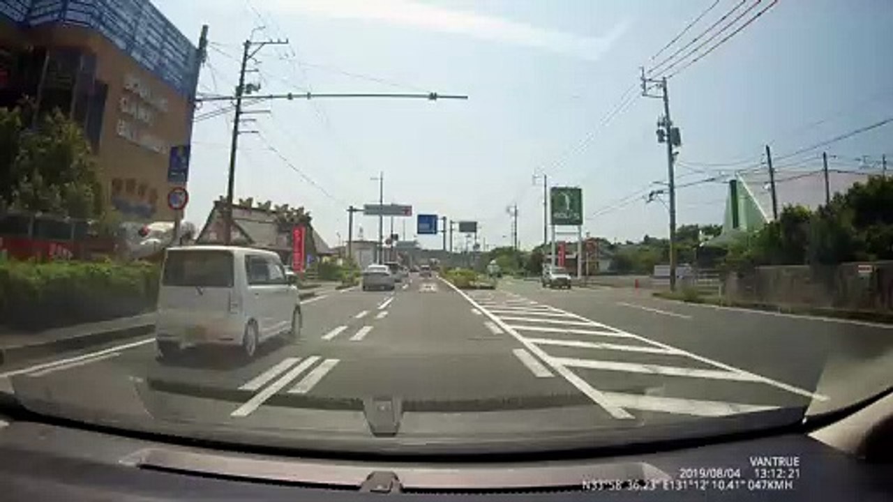 【進路変更禁止違反】交差点前黄線をまたぐ 山口県宇部市大字妻崎開作 流川交差点 ドラレコ ドラ...