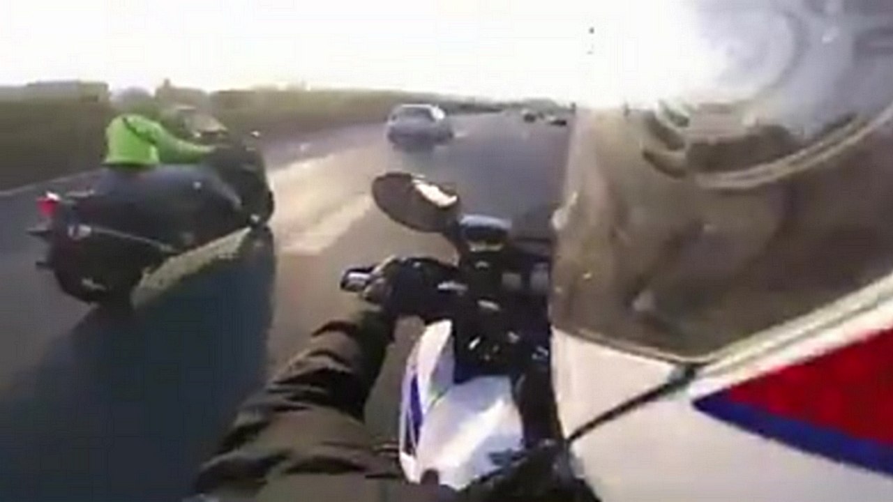 Course-poursuite entre un TMAX 530 et les motards de la police