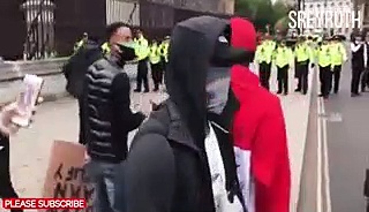 Jovem coloca-se entre polícias e manifestantes para defender os agentes da força