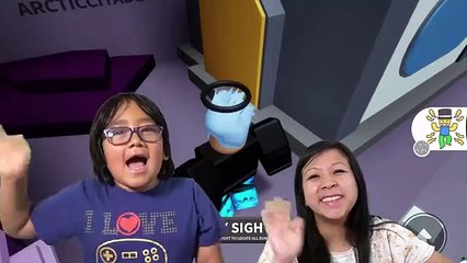 Ryan and Mommy plays Freeze Tag on Roblox! Let's build some snowman!