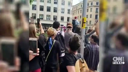 Köle tüccarının heykelini yıktılar | Video