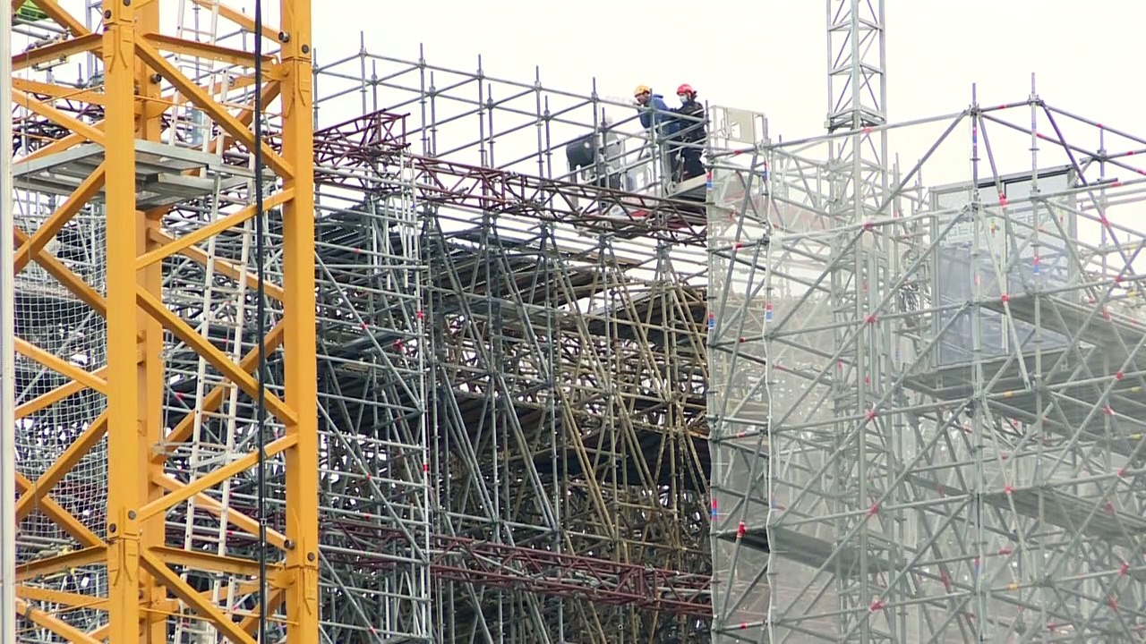 Geschmolzenes gerüst auf notre dame wird abgebaut