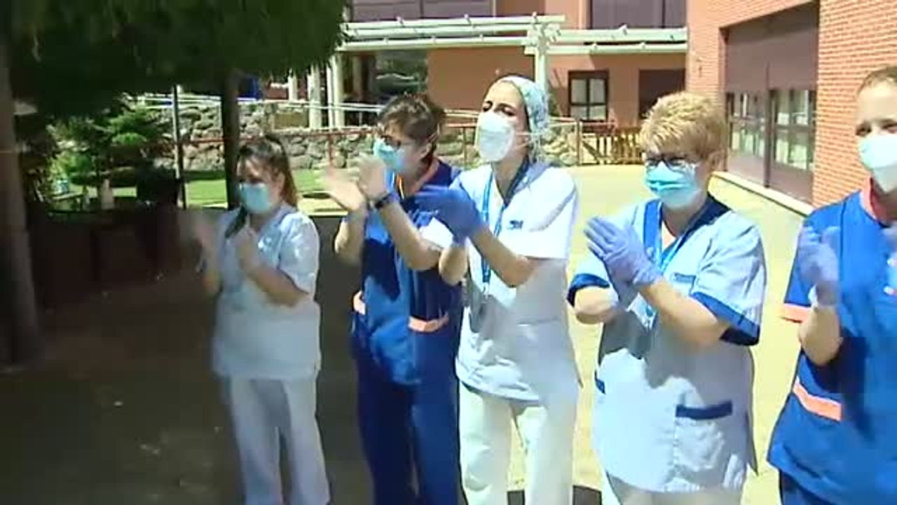 Besos y abrazos que devuelven la vida a las residencias