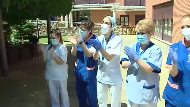 Besos y abrazos que devuelven la vida a las residencias