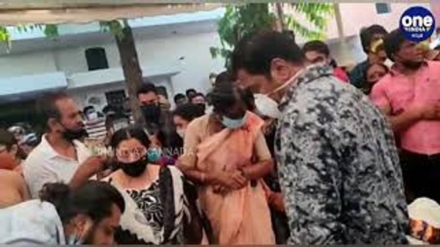 ಚಿರಂಜೀವಿ ಸರ್ಜಾ ಹಣೆಗೆ ಪದೇ ಪದೇ ಮುತ್ತು ಕೊಟ್ಟ ತಾಯಿ | Chiranjeevi Sarja mother