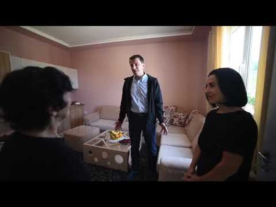 Familja me 6 anëtarë në Baldushk merr çelësat e shtëpisë së re, Veliaj: Do rikuperojmë 870 shtëpi
