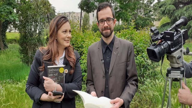 Vitrina e Librit/ Me Jetën Përpara - Një histori dashurie e pabesueshme