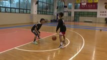 Un niño de 14 años se hace viral en las redes jugando al baloncesto con un solo brazo