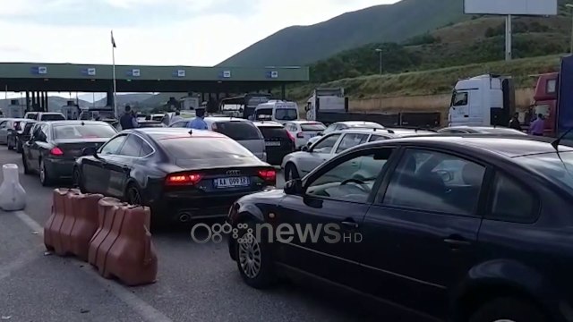 Ora News - S'ka vetëkarantinim, fluks makinash në Morinë