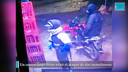 Un comerciante chino evitó el ataque de dos motochorros