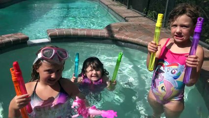 Sophia Isabella e Alice Diversão na Piscina