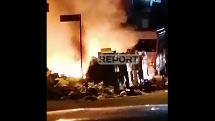 Report TV - Digjen kazanët me mbeturina në Durrës, tym i dendur dhe era e rëndë 'mbysin' qytetin