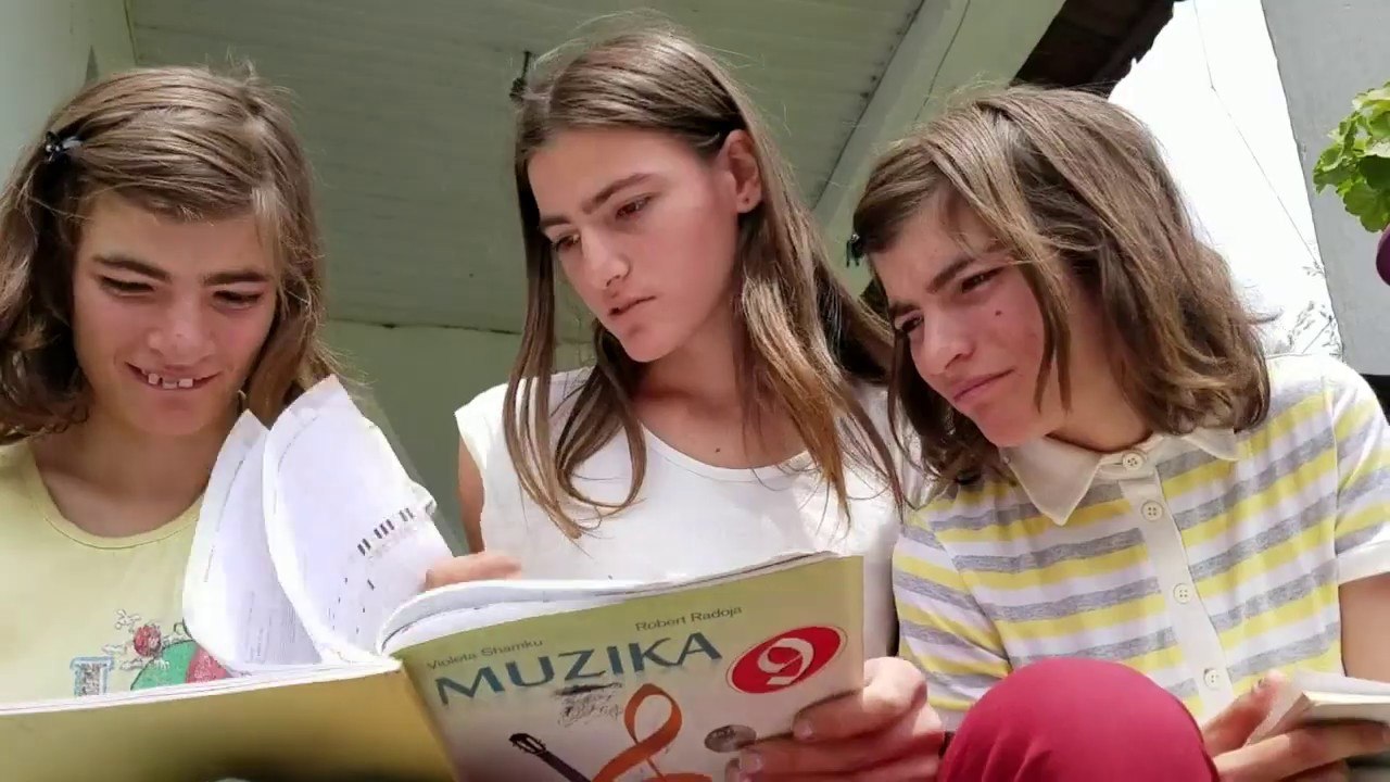 Binjaket autike që duan muzikën! Për 18-vjeçaret kujdeset motra më e vogël