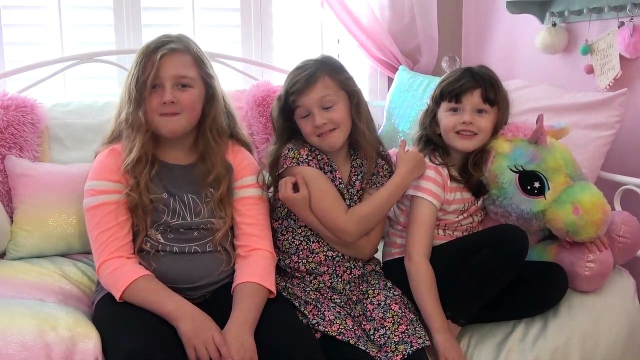 Sophia,  Isabella e Alice Brincando de Jogar Papel uma na Outra
