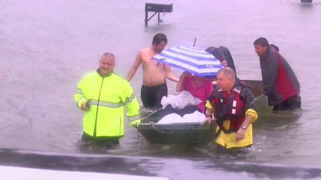 Top News - Nuk mjaftojnë protestat e Covid-i/ Dhjetëra vetë rrezikojnë mbytjen nga stuhia në SHBA!