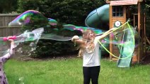 Sophia, Isabella  e Alice Brincando de O último a estourar bolha gigante ganha!