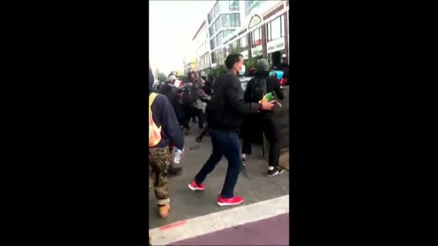 Un hombre embiste con su coche a un grupo de manifestantes en Seattle