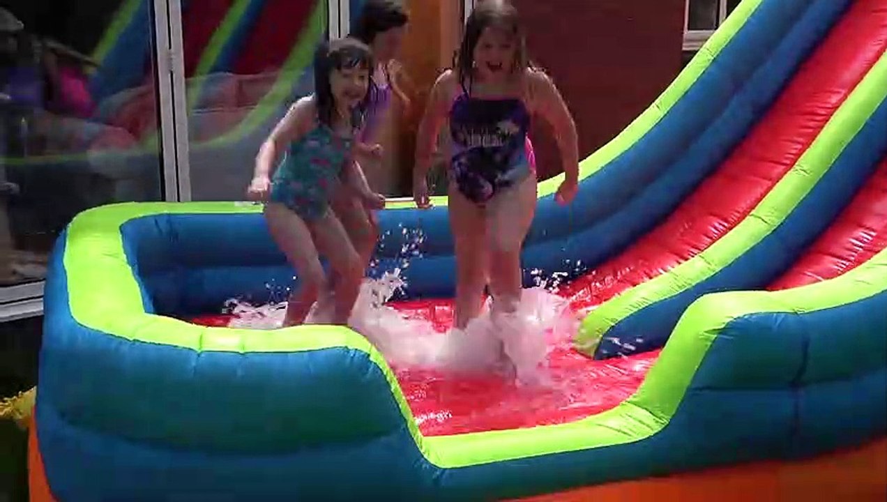 Sophia, Isabella  e Alice Brincando no Escorredor Gigante