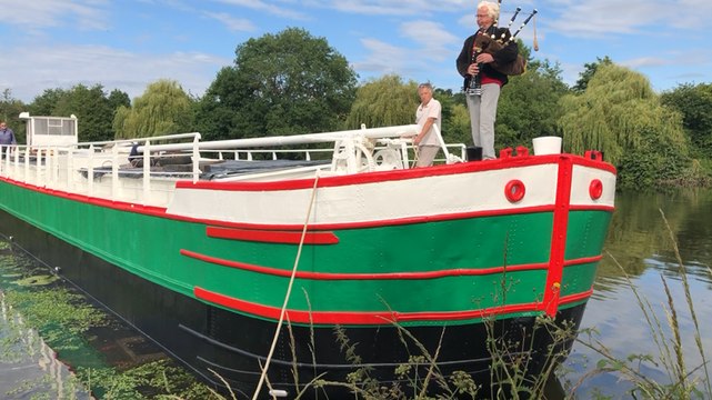 La Péniche Condorcet remise à l’eau . Elle va retrouver son port d’attache à Redon