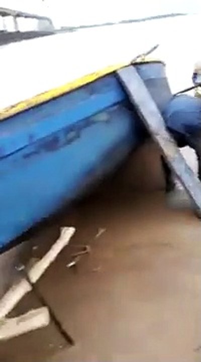 Pescadores salieron en sus canoas al río Paraná: "Queremos trabajar y comer"