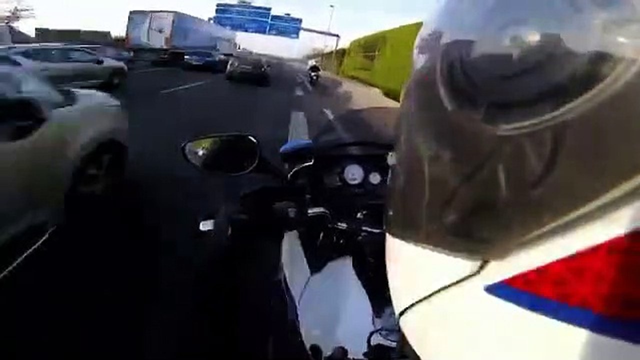 Course poursuite incroyable entre un scooter Tmax et des motards de la police