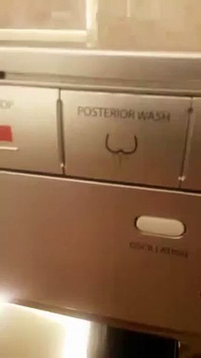 Il va pour la première fois dans des toilettes Coréennes : lavage en profondeur