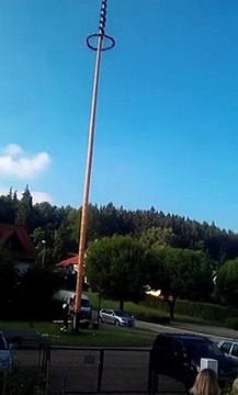 Il coupe un poteau et le fait tomber du mauvais coté - FAIL