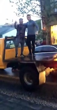 Il fait l'idiot sur la remorque du camion... et va le regretter