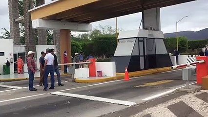 Trigueros de El Carrizo toman caseta de San Miguel, exigen que cumplan con precios