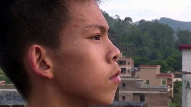 Un niño de 14 años se hace viral en las redes jugando al baloncesto con un solo brazo