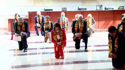 Скачать видео: Pelosi y otros congresistas demócratas se arrodillan en el Capitolio