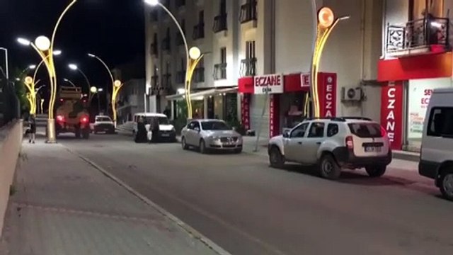 PKK'lı teröristlerce yol çalışması yapan firmanın sivil servis aracına yönelik saldırısında 2 işçi şehit oldu, 8 işçi yaralandı - Van Devlet Hastanesi önü