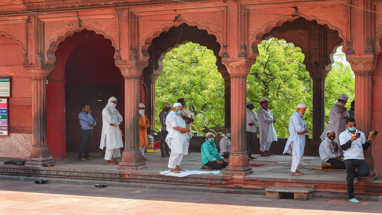 Unlock 1.0: Muslims offer namaz in Delhi's Jama...